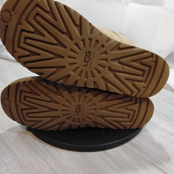 UGG Womens Classic Short Natural Sand Boots Booties Wool Fleece Lining SIZE 9 - Picture 8 of 13